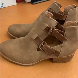 Euro soft buckle booties - EUC